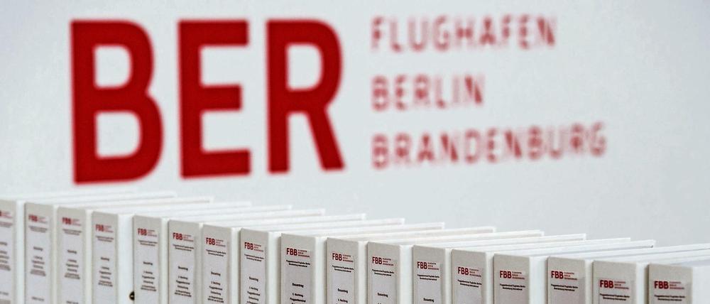 Akte BER. Die Aktenordner mit Nachträgen zum Bauantrag der Entrauchung stehen im Terminalgebäude des Hauptstadflughafens Berlin Brandenburg 
