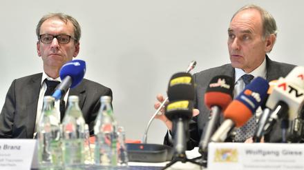 Der Oberstaatsanwalt der Staatsanwaltschaft Traunstein (Zweigstelle Rosenheim), Jürgen Branz (l), und der Leitende Oberstaatsanwalt der Staatsanwaltschaft Traunstein, Wolfgang Giese, informieren am 16.02.2016 in Bad Aibling (Bayern) während einer Pressekonferenz zum Bahnunglück von Bad Aibling über die Unfallursachen. 