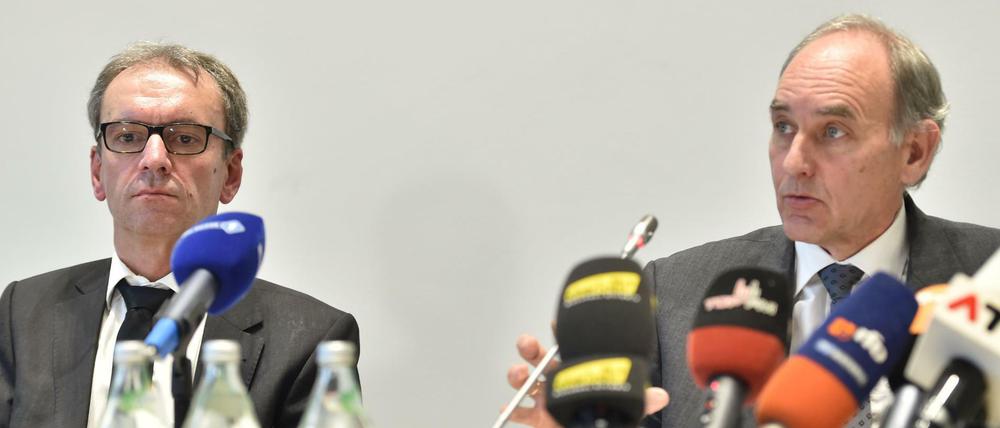 Der Oberstaatsanwalt der Staatsanwaltschaft Traunstein (Zweigstelle Rosenheim), Jürgen Branz (l), und der Leitende Oberstaatsanwalt der Staatsanwaltschaft Traunstein, Wolfgang Giese, informieren am 16.02.2016 in Bad Aibling (Bayern) während einer Pressekonferenz zum Bahnunglück von Bad Aibling über die Unfallursachen. 