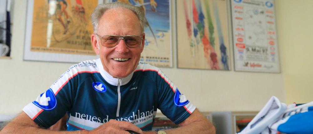 Täve Schur bei einer Autogrammstunde im Friedensfahrtmuseum in Kleinmühlingen (Sachsen-Anhalt). Am Dienstag feiert die Radsportlegende 85. Geburtstag.