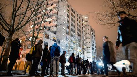 Nachts Schlangestehen vorm Berliner Lageso. Die Koalition will die Verfahren beschleunigen.