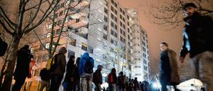 Nachts Schlangestehen vorm Berliner Lageso. Die Koalition will die Verfahren beschleunigen.