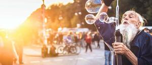 Immer mittendrin. Bernhard Enste tanzt die Wochenenden durch. „Ihr seid meine Droge!“, ruft er in die Menge und verteilt seine Seifenblasen.
