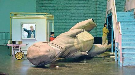Der Dinosaurier wird immer trauriger. Das Marthaler-Ensemble versteckt sich gern, wenn es nicht singt. 