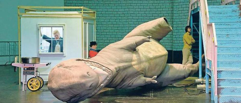 Der Dinosaurier wird immer trauriger. Das Marthaler-Ensemble versteckt sich gern, wenn es nicht singt.