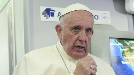 Auf seinen Flügen in der päpstlichen Maschine zeigt sich Kirchenoberhaupt Franziskus oft besonders gesprächig - diesmal redete er vor den mitreisenden Journalisten über Verhütung.