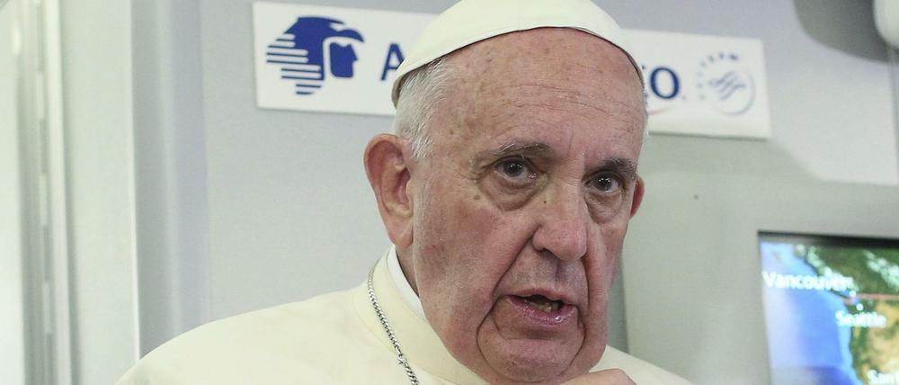Auf seinen Flügen in der päpstlichen Maschine zeigt sich Kirchenoberhaupt Franziskus oft besonders gesprächig - diesmal redete er vor den mitreisenden Journalisten über Verhütung.