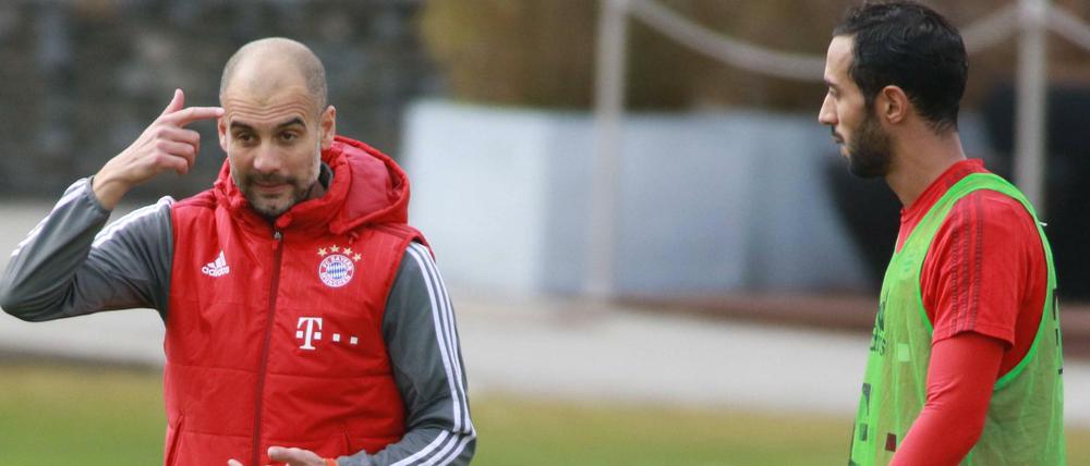 Köpfchen einschalten. Bayern-Trainer Pep Guardiola im Gespräch mit Mehdi Benatia. 
