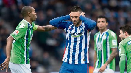 Herthas Vedad Ibisevic (M) hält sich die Ohren nach einem Schuss auf das Tor.