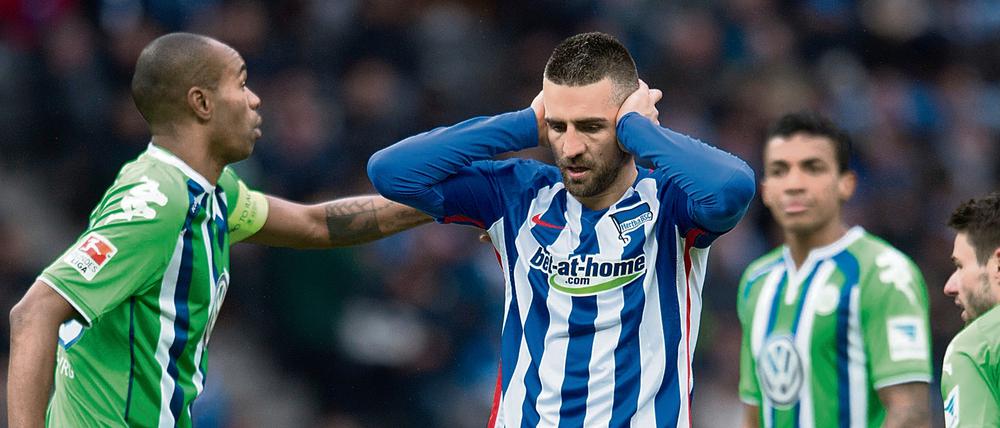 Herthas Vedad Ibisevic (M) hält sich die Ohren nach einem Schuss auf das Tor. 