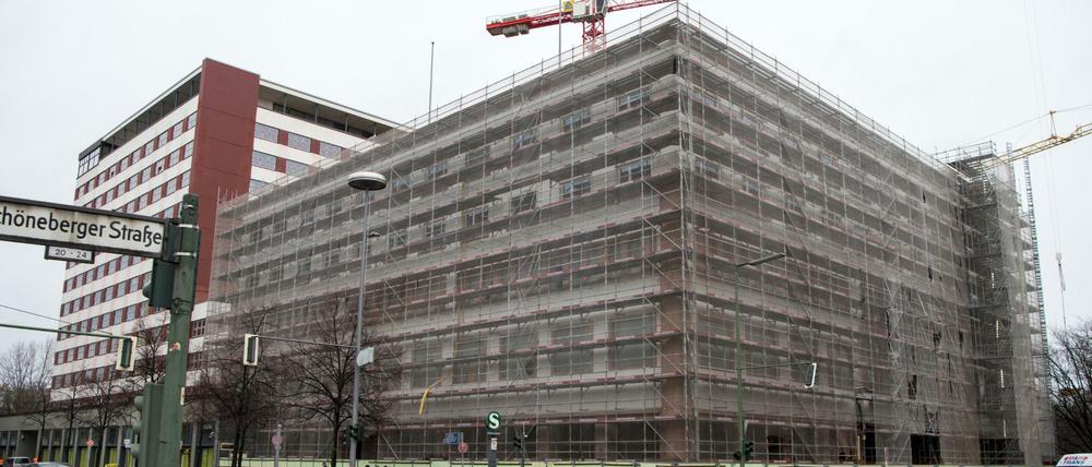 Eingerüstet. Das Deutschlandhaus in Berlin wird derzeit zum Standort der Stiftung Flucht, Vertreibung, Versöhnung umgebaut. 