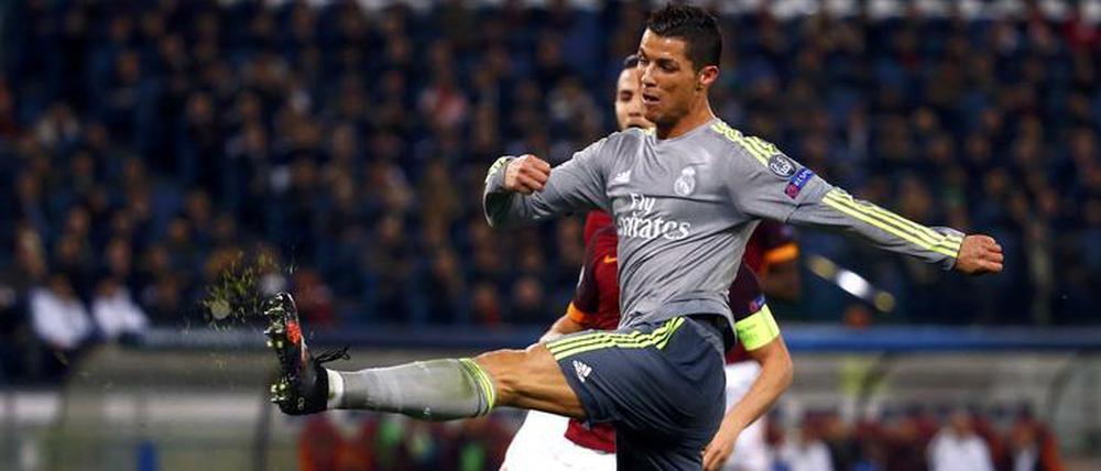 Cristiano Ronaldo mit links. Kann nicht immer klappen. Getroffen hat er aber trotzdem wieder für Real.