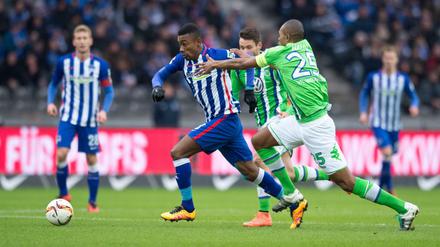 Schwer zu halten. Salomon Kalou ist auch von Naldo nicht zu stoppen.