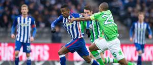 Schwer zu halten. Salomon Kalou ist auch von Naldo nicht zu stoppen.