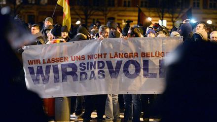 Pogida-Demonstranten mit einem Banner "Wir lassen uns nicht länger belügen - Wir sind das Volk" im Januar auf dem Bassinplatz in Potsdam.