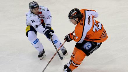 Auch Petr Pohl (l.) konnte die Niederlage der Eisbären in Wolfsburg nicht verhindern. 