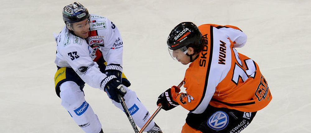 Auch Petr Pohl (l.) konnte die Niederlage der Eisbären in Wolfsburg nicht verhindern.