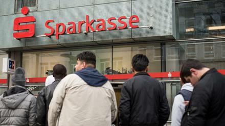In der Sparkasse in der Hannover Innenstadt können die Asylbewerber an einem Tag im Monat Geld abheben. 