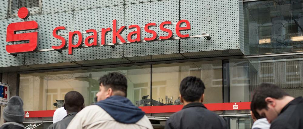 In der Sparkasse in der Hannover Innenstadt können die Asylbewerber an einem Tag im Monat Geld abheben. 