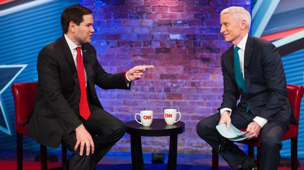 Der republikanische Präsidentschaftskandidat Marco Rubio (l.) spricht bei sogenannten "Townhall Meeting" mit CNN-Moderator Anderson Cooper. 
