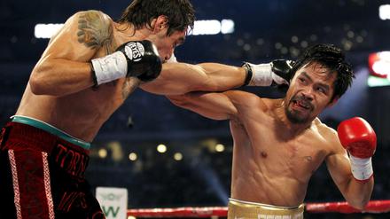 Manny Pacquiao (rechts) teilt gern aus, jetzt muss er auch kräftig einstecken. 