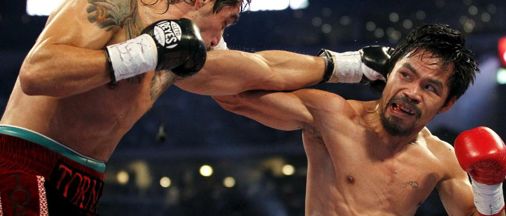 Manny Pacquiao (rechts) teilt gern aus, jetzt muss er auch kräftig einstecken. 