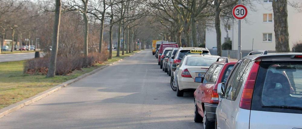 Anwohner beklagen, dass Autofahrer die Nebenfahrbahnen der Heerstraße als Rennstrecke benutzen.