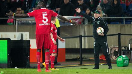 Da kann Thomas Schaaf noch so viel von draußen hereinrufen - bei Hannover 96 geht einfach nichts.