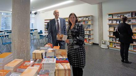 Am Büchertisch. Thomas Gill, Leiter der Landeszentrale für politische Bildung, und Senatorin Sandra Scheeres im neuen Besucherzentrum.
