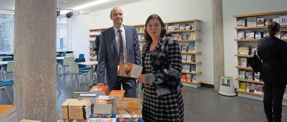 Am Büchertisch. Thomas Gill, Leiter der Landeszentrale für politische Bildung, und Senatorin Sandra Scheeres im neuen Besucherzentrum.