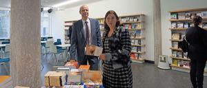 Am Büchertisch. Thomas Gill, Leiter der Landeszentrale für politische Bildung, und Senatorin Sandra Scheeres im neuen Besucherzentrum.