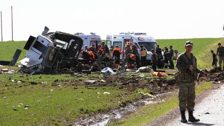 Einen Tag nach dem Anschlag in Ankara hat es ein weiteres Attentat auf Militärfahrzeuge im Südosten des Landes gegeben. 