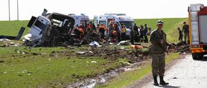Einen Tag nach dem Anschlag in Ankara hat es ein weiteres Attentat auf Militärfahrzeuge im Südosten des Landes gegeben. 