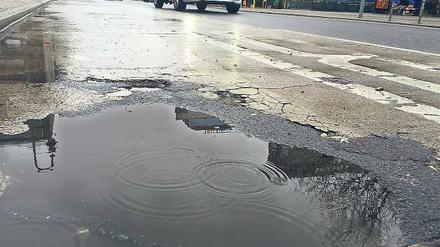 Geflickt und unter Wasser, so präsentieren sich viele Berliner Straßen.