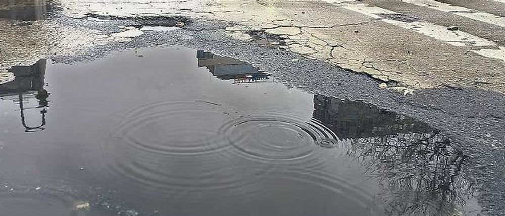 Geflickt und unter Wasser, so präsentieren sich viele Berliner Straßen.
