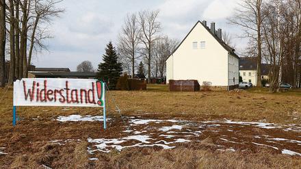Seit Wochen schon formierte sich Widerstand gegen Flüchtlinge in Clausnitz. Zunächst stumm, dann lautstark mit Gebrüll. 