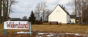 Seit Wochen schon formierte sich Widerstand gegen Flüchtlinge in Clausnitz. Zunächst stumm, dann lautstark mit Gebrüll. 