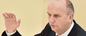 5000 Flüchtlinge in riesigen Messehallen? Nicht mit mir, sagt Dietmar Woidke.