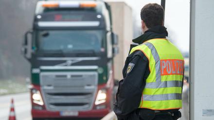 Zeit ist Geld. Grenzkontrollen stellen Unternehmen vor viele Probleme.