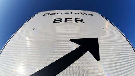 Ein Baustellenschild am Hauptstadtflughafen BER, aufgenommen im Februar 2016 in Schönefeld.