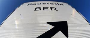 Ein Baustellenschild am Hauptstadtflughafen BER, aufgenommen im Februar 2016 in Schönefeld.