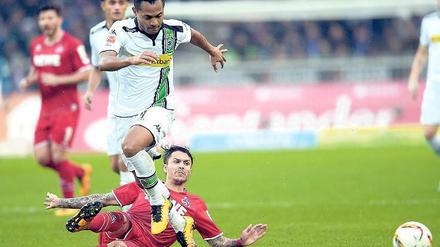 Den Raffael in seinem Lauf hält auch Bittencourt nicht auf. Der Kölner weiß sich gegen den Gladbacher nur mit einer Grätsche zu helfen. 