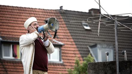 Kein Rufer in der Wüste, sondern ein Muezzin in der deutschen Provinz. Nuri Hodscha (Hilmi Sözer) in der ARD-Komödie "Der Hodscha und die Piepenkötter". 