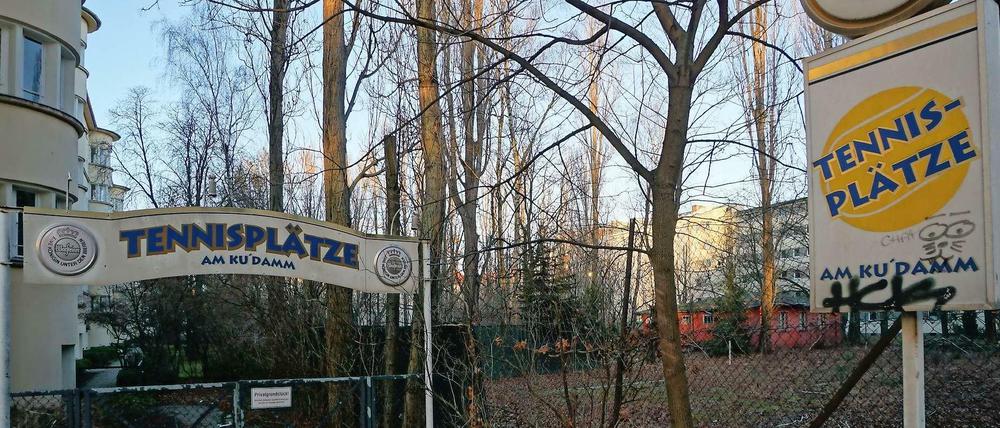Ausgespielt. An die denkmalgeschützten „Tennisplätze am Ku’damm“ erinnern nur noch Schilder; nun sind dort 70 Wohnungen geplant.