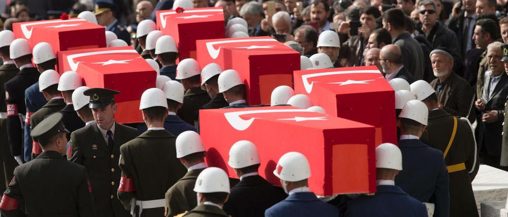 Letztes Geleit. Angehörige und Freunde nehmen Abschied von den Opfern des Anschlags von Ankara.