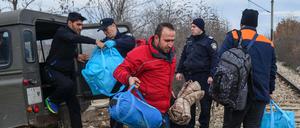 Mazedonien greift durch. Flüchtlinge, die nicht belegen können, dass sie aus Syrien stammen, werden an die Grenze nach Griechenland zurückgebracht. 