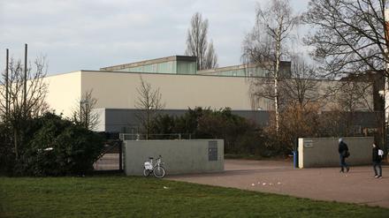 Die Turnhalle auf dem Gelände des Berufskollegs im Stadtteil Gremberg in Köln. Nachdem Flüchtlinge in der Unterkunft dem Sicherheitsdienst sexuelle Übergriffe vorgeworfen haben, laufen Ermittlungen der Polizei.