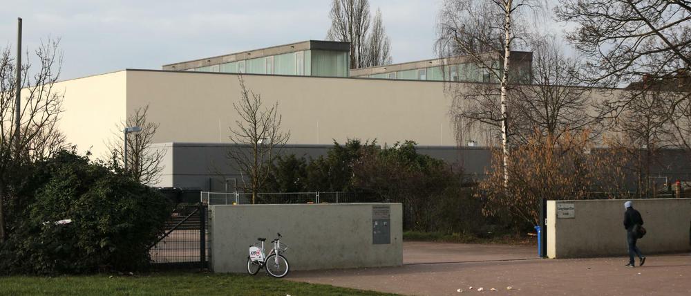 Die Turnhalle auf dem Gelände des Berufskollegs im Stadtteil Gremberg in Köln. Nachdem Flüchtlinge in der Unterkunft dem Sicherheitsdienst sexuelle Übergriffe vorgeworfen haben, laufen Ermittlungen der Polizei.