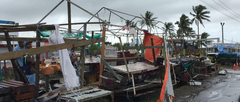 Zerstörte Marktstände am Sonntag in Suva (Fidschi) zu. Nachdem der Zyklon "Winston" über die Inseln gewütet ist, haben nun die Aufräumarbeiten begonnen.