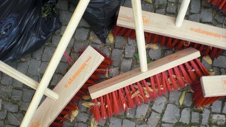 Frühjahrsputz. Kiosk-Besitzer vertreibt Kriminellen mit Besen.
